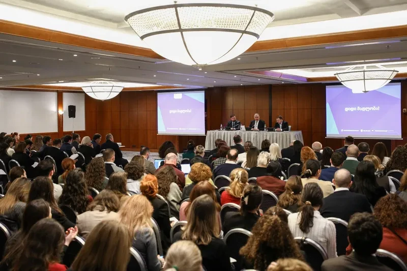 დღეიდან „შრომითი მიგრაციის შესახებ კანონში“ ცვლილებები ამოქმედდა, რომლის თანახმადაც საქართველოში, უცხოელთა დასაქმება/თვითდასაქმება მხოლოდ შესაბამისი რეგულაციების დაცვით მოხდება.  ოკუპირებული ტერიტორიებიდან დევნილთა, შრომის, ჯანმრთელობისა და სოციალური დაცვის საინისტროს ცნობით, იმისათვის, რომ უცხო ქვეყნის მოქალაქე კანონიერად დასაქმდეს, ან განახორციელოს შრომითი/სამეწარმეო საქმიანობა, მათ შორის დისტანციურად, „შრომითი საქმიანობის უფლება“ უნდა მოიპოვოს.