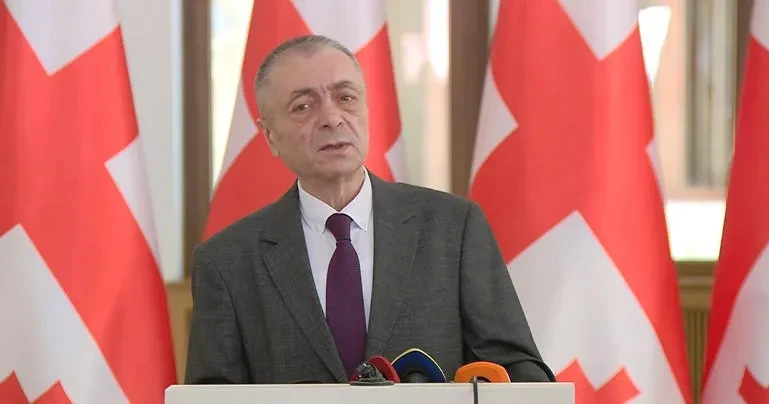თენგიზ შარმანაშვილი ხოშტარიაზე - უხერხული და სასაცილოა - „გაგანია“ რუსეთის მიერ დაფინანსებული ქალი დადის და ბანერებზე აწერს სიტყვა „რუსულს“