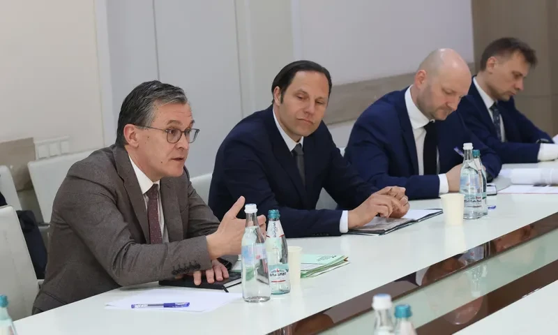 „ვაიმარის სამკუთხედის“ ქვეყნების დელეგაცია, გერმანიის საგარეო საქმეთა ფედერალური სამინისტროს აღმოსავლეთ ევროპის, კავკასიისა და ცენტრალური აზიის პოლიტიკური დეპარტამენტის დირექტორი ნიკლას ვაგნერი, საფრანგეთის ევროპისა და საგარეო საქმეთა სამინისტროს კონტინენტური ევროპის დეპარტამენტის დირექტორი ბრის როკფეისი და პოლონეთის საგარეო საქმეთა სამინისტროს აღმოსავლეთ სამეზობლო პოლიტიკისა და გაფართოების დეპარტამენტის დირექტორის მოადგილე მაიკლ გიერგონი, არასამთავრობო ორგანიზაციების წარმომადგენლებს და ოპოზიციას ხვდება.