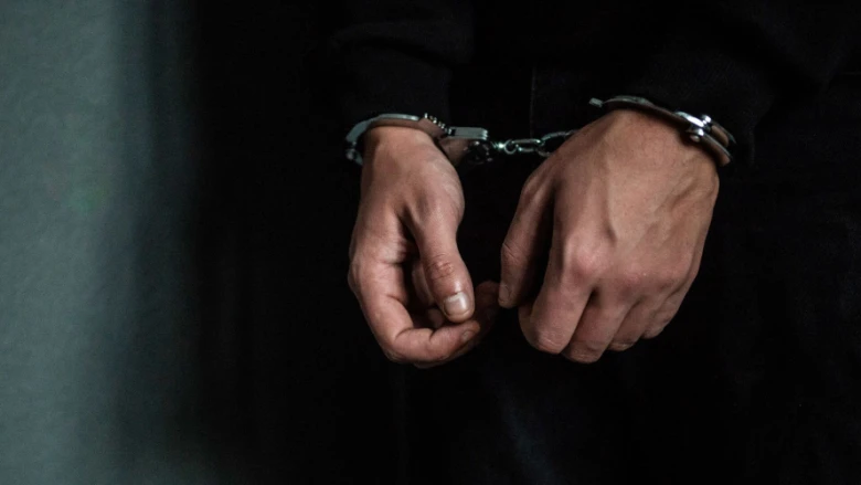 ჭიათურაში, პოლიციელზე თავდასხმის ბრალდებით, 4 პირი დააკავეს.    ბრალდებულებს, სიტყვიერი დაპირისპირება მოუვიდათ სამსახურებრივ საქმიანობასთან დაკავშირებით, პატრულ-ინსპექტორთან, რის შემდეგაც ჯგუფურად თავს დაესხნენ და ფიზიკური შეურაცხყოფა მიაყენეს მას. "თავდასხმის შედეგად, პატრულ-ინსპექტორმა სხეულის სხვადასხვა არეში დაზიანება მიიღო, ხოლო ბრალდებულები შემთხვევის ადგილიდან მიიმალნენ.