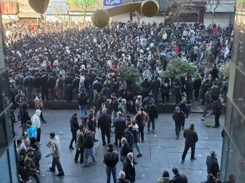 ირანში მიმდინარე საპროტესტო აქციების დროს მომხდარი არეულობის შედეგად რამდენიმე ადამიანი დაიღუპა, - ინფორმაციას Reuters-ი ავრცელებს.  გამოცემა საინფორმაციო სააგენტო „ფარსზე“ დაყრდნობით იუწყება, რომ ირანის დასავლეთ პროვინცია ლორესტანში პოლიციის განყოფილებაზე თავდასხმის დროს სამი მომიტინგე დაიღუპა და 17 დაშავდა.