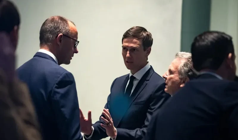 ევროპელი ლიდერები და ამერიკელი ოფიციალური პირები მიზნად ისახავენ უსაფრთხოების გარანტიებზე შეთანხმების დასრულებას, რაც მოიცავს ომისშემდგომ უკრაინაში ამერიკული ჯარების ადგილზე განლაგების შესაძლებლობას, რათა უზრუნველყოფილი იყოს ნებისმიერი სამშვიდობო შეთანხმების მდგრადობა, - ინფორმაციას Bloomberg-ი  ავრცელებს.