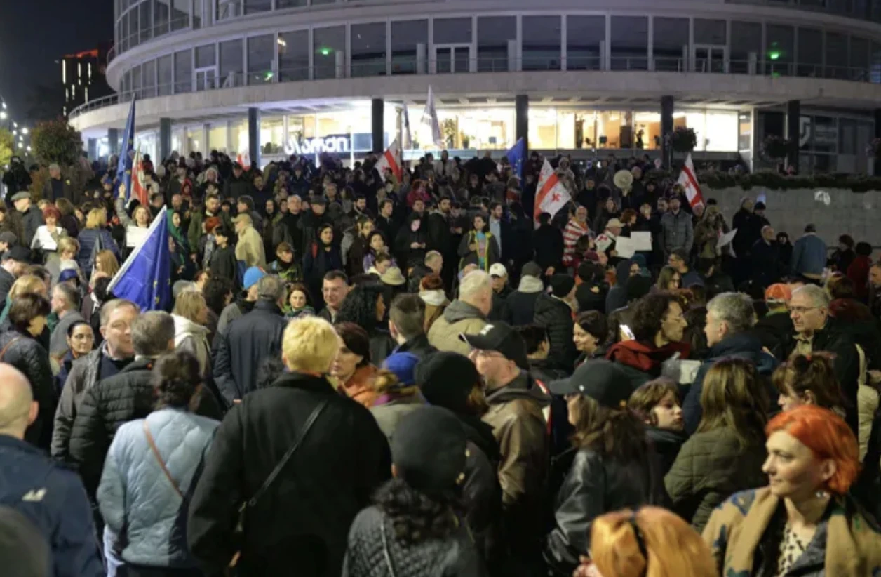 ფილარმონიიდან პარლამენტის მიმართულებით, ლოზუნგით - „დაიცავი განათლება“ საპროტესტო მარში მიმდინარეობს.  აქციის მონაწილეები თავდაპირველად ფილარმონიასთან შეიკრიბნენ, სადაც თსუ-ის პირველი კორპუსიდან გამართული მსვლელობის მონაწილეებიც შეუერთდნენ.  აქციის მონაწილეებს სხვადასხვა შინაარსის ბანერი აქვთ მიტანილი, ასევე საქართველოს, ამერიკის, უკრაინისა და ევროკავშირის დროშები. ადგილზე მობილიზებულია პოლიცია.