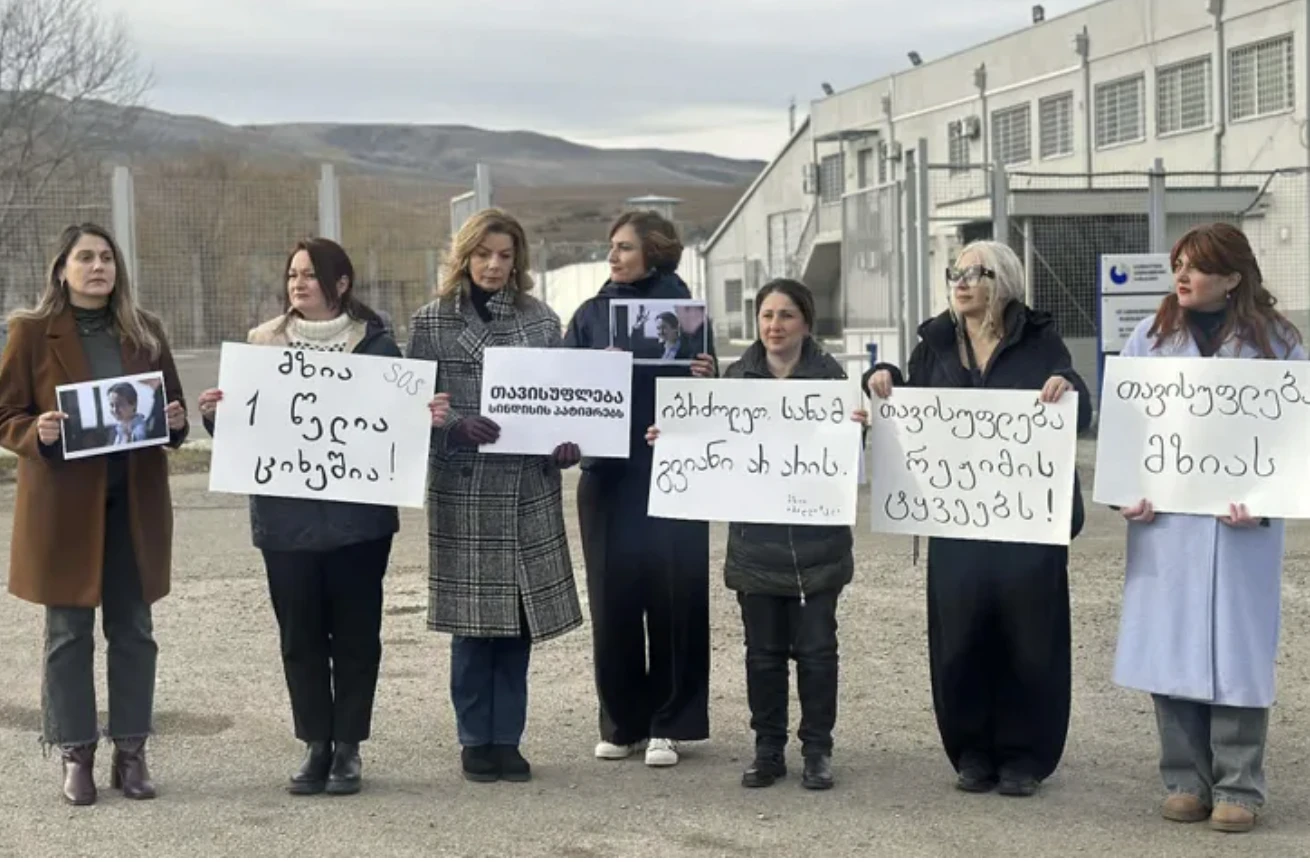 მზია ამაღლობელის სოლიდარობის ნიშნად ქალი პოლიტიკოსები რუსთავის ქალთა კოლონიასთან შეიკრიბნენ. მათ ადგილზე მიტანილი აქვთ ბანერები: „მზია ამაღლობელი 1 წელია ციხეშია“, „თავისუფლება სინდისის პატიმრებს“, „თავისუფლება მზიას!“, „იბრძოლეთ, სანამ გვიანი არ არის“, „თავისუფლება რეჟიმის ტყვეებს“.