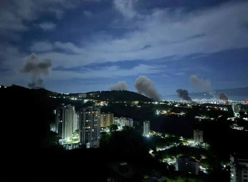 ვენესუელას დედაქალაქში აფეთქებების ხმა ისმის, - ინფორმაციას Reuters-ი ავრცელებს.  გამოცემის ცნობით, ვენესუელას დედაქალაქ კარაკასში, სულ მცირე, შვიდი აფეთქება მოხდა.  თვითმხილველებმა კარაკასის თავზე რამდენიმე ვერტმფრენი დააფიქსირეს.  სოციალურ ქსელებში გავრცელებული ინფორმაციის თანახმად, კარაკასის თავზე აშშ-ის არმიის ვერტმფრენები დაფრინავენ.