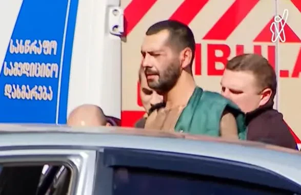 არსებული ინფორმაციით, სამართალდამცავებმა სასტუმრო „ჰოლიდეი ინნ“-ში შეიარაღებული პირი დააკავეს
