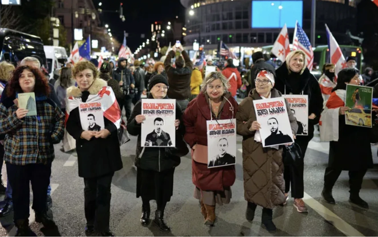 ლოზუნგით „ძალა ერთობაშია“ პარლამენტის მიმართულებით საპროტესტო მარში მიმდინარეობს.  მოქალაქეები თავდაპირველად ფილარმონიასთან შეიკრიბნენ, საიდანაც საკანონმდებლო ორგანოსკენ მსვლელობით დაიძრნენ. მათ ადგილზე მიტანილი აქვთ საქართველოსა და ამერიკის შეერთებული შტატების დროშები.  ასევე, ბანერები სხვადასხვა წარწერით, რითაც აქციების დროს დაკავებული მოქალაქეების გათავისუფლებას ითხოვენ.  მარშის მონაწილეები პარლამენტთან შეკრებილ აქციის მონაწილეებს შეუერთდებიან და პროტესტი დღეს სწორედ საკანონმდებლო ორგანოსთან დასრულდება.