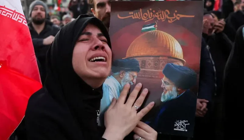 რანის უზენაესი ლიდერის აიათოლა ალი ხამენეის დაკრძალვამდე გასამართი სამგლოვიარო ცერემონია, რომელიც დღეს, ადგილობრივი დროით 22:00 საათზე უნდა დაწყებულიყო, გადაიდო.  ამ დრომდე ცერემონიის დაწყების ახალი დრო ცნობილი არ არის. მედიაში გავრცელებული ცნობებით, ცერემონიის გადადება შეიძლება უკავშირდებოდეს გლოვის ცერემონიისთვის შესაბამისი ინფრასტრუქტურის მოწყობას.  ირანის მედიის ცნობით, გლოვის ცერემონია სამ დღეს უნდა გაგრძელდეს.