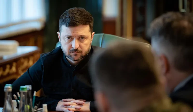 გასულ ღამეს რუსეთმა უკრაინის წინააღმდეგ 300 დრონი და 25 რაკეტა გაუშვა, - ამის შესახებ უკრაინის პრეზიდენტი, ვოლოდიმირ ზელენსკი სოციალურ ქსელში წერს.  მისივე ინფორმაციით, დარტყმების სამიზნე კვლავ ენერგეტიკული ინფრასტრუქტურა იყო. მისი თქმით, უკრაინისთვის სამხედრო დახმარება არ უნდა შეჩერდეს და თავდაცვის სისტემებისთვის რაკეტები ყოველდღიურად აუცილებელია.