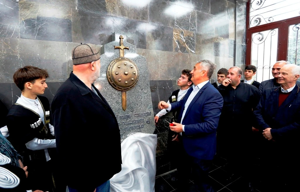 კასპის კულტურის სახლში  ქორეოგრაფების დავით ჯავრიშვილისა და რევაზ ჭოხონელიძის მონუმენტი გაიხსნა