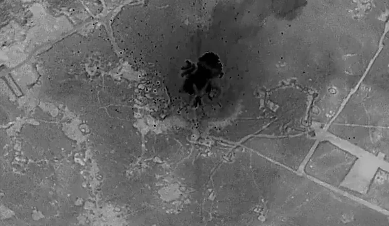 აშშ-მა და მისმა პარტნიორმა ძალებმა სირიაში ე.წ. „ისლამური სახელმწიფოს“ (ISIS) სამიზნეებზე მასშტაბური დარტყმები განახორციელეს,- ამის შესახებ აშშ-ის ცენტრალური სარდლობა იუწყება.  სარდლობის ცნობით, აშშ-ის პრეზიდენტმა დონალდ ტრამპმა დარტყმების ბრძანება შაბათს გასცა, 13 დეკემბერს სირიაში აშშ-ის ძალებზე „ისლამური სახელმწიფოს“ მიერ განხორციელებული თავდასხმის საპასუხოდ.