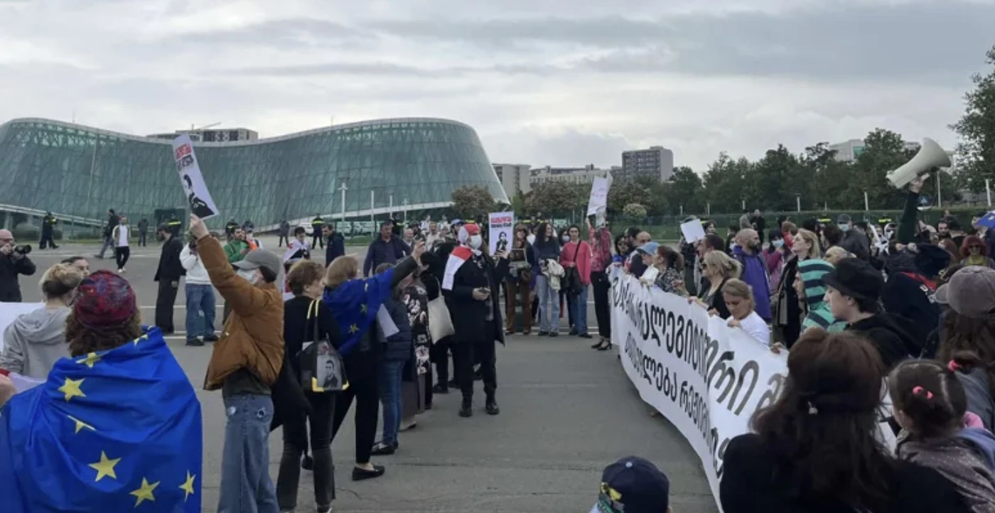 „ერთობის მარშის“ მონაწილეებმა შსს-სთან გადაინაცვლეს