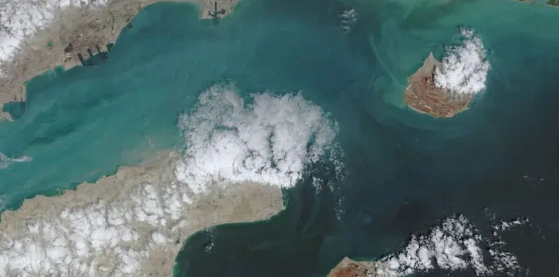 ირანი აცხადებს, რომ ჰორმუზის სრუტე კვლავ დახურა, - ინფორმაციას Sky News-ი ირანის სახელმწიფო ტელევიზიაზე დაყრდნობით ავრცელებს.  ირანის სახელმწიფო ტელევიზიის განცხადებით, ჰორმუზის სრუტე „კვლავ დაიხურა და მიმოსვლისთვის ირანის ნებართვაა საჭირო“.  ასევე, ირანის შეიარაღებულმა ძალებმა განცხადება გაავრცელა, რომელშიც ნათქვამია, რომ აშშ-ის მიერ საზღვაო ბლოკადის გაგრძელების გამო, ჰორმუზის სრუტეზე კვლავ „მკაცრი კონტროლი“ დაწესდა.