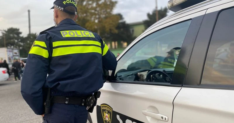 შინაგან საქმეთა სამინისტროს თბილისის პოლიციის დეპარტამენტის გლდანი-ნაძალადევის მთავარი სამმართველოს თანამშრომლებმა, განსაკუთრებით დიდი ოდენობით ნარკოტიკული საშუალებების უკანონო შეძენა-შენახვისა და რეალიზაციის ხელშეწყობის, ფაქტებზე 5 პირი დააკავეს.