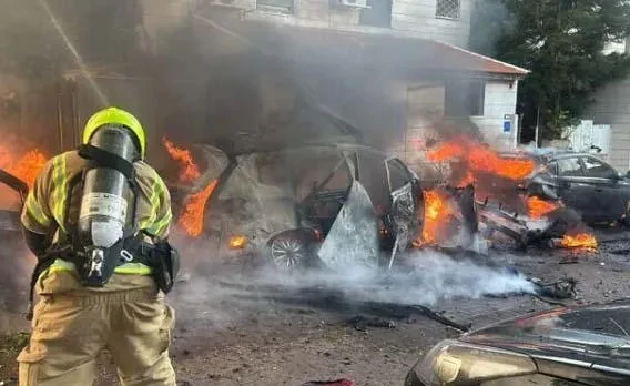 ცენტრალურ ისრაელში ირანის მიერ გაშვებული ბალისტიკური რაკეტის ნამსხვრევები ჩამოვარდა, - ინფორმაციას ადგილობრივი მედია ავრცელებს.  ისრაელის საგანგებო სიტუაციების სამსახურის, მაგენ დევიდ ადომის ცნობით, რაკეტის ნამსხვრევების ჩამოვარდნის შედეგად, 17 წლის ბიჭი დაშავდა.  ასევე, მედიის ინფორმაციით, დილის შემდეგ ირანის მიერ ისრაელის წინააღმდეგ განხორციელებული სარაკეტო იერიშების შედეგად ორი ადამიანი დაშავდა.