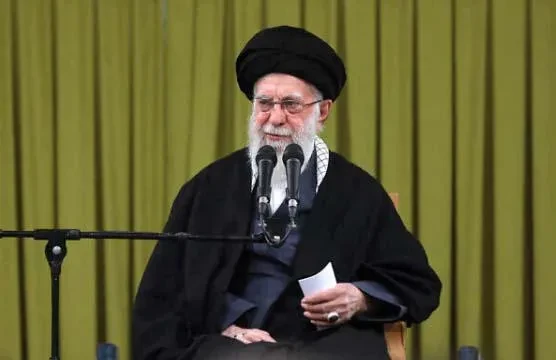 ისრაელის მე-12 არხის ცნობით, არსებობს იმის ნიშნები, რომ, დღეს დილით ისრაელის მიერ განხორციელებული დარტყმების შედეგად ლიკვიდირებულია აიათოლა ალი ხამენეი.  ინფორმაცია, ჯერჯერობით ოფიციალურად არ დასტურდება.  ამასთან, Reuters-ის ცნობით, შესაძლოა, ისრაელის საჰაერო დარტყმებს ირანის თავდაცვის მინისტრი აზიზ ნასირზადე და ირანის რევოლუციური გვარდიის მეთაური მოჰამედ პაკპური ემსხვერპლა.