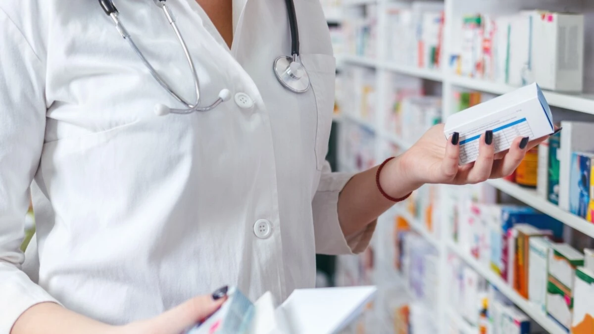 ჯანდაცვის სამინისტროში აცხადებენ, რომ კონტროლს დაქვემდებარებული ფარმაცევტული პროდუქტის იმპორტში სახელმწიფოს ჩართვის შედეგად მედიკამენტების ფასები რიგ შემთხვევაში 10-ჯერ გაიაფდა