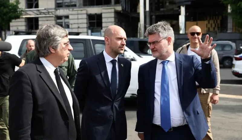 მედია - საფრანგეთის საგარეო საქმეთა მინისტრი კიევში ჩავიდა - ჟან-ნოელ ბარომ ვიზიტი რუსეთის მიერ განხორციელებული დაბომბვის ადგილების დათვალიერებით დაიწყო
