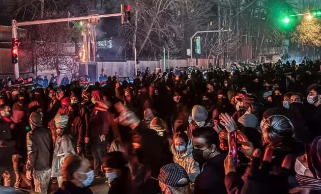 ირანში საპროტესტო აქციები გრძელდება. ადამიანის უფლებათა დამცველი ჯგუფის ცნობით, აქციების დროს სულ მცირე 78 მომიტინგე დაიღუპა და 2 600-ზე მეტი ადამიანი დააკავეს, - ინფორმაციას CNN-ი ავრცელებს.  60 საათზე მეტია ირანში ინტერნეტთან წვდომა არ არის და სატელეფონო ხაზები გათიშულია.