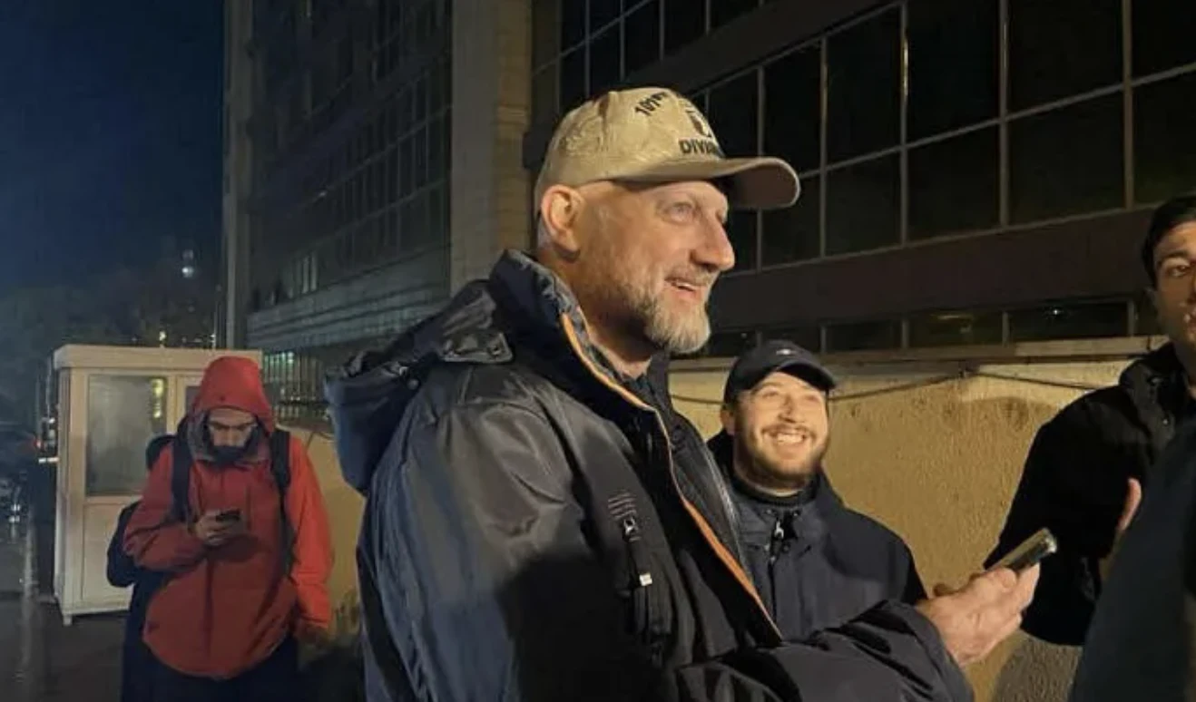 ჩემი დანაშაული, რასაც მედავებიან, არის ის, რომ უცხოელებს ველაპარაკები და მეორე დანაშაული არის ის, რომ ხალხს ვეუბნები, პროტესტისთვის ქუჩაში რაც შეიძლება ბევრნი უნდა გამოვიდნენ, - ამის შესახებ “კოალიცია ცვლილებისთვის” ერთ-ერთმა ლიდერმა, ზურაბ გირჩი ჯაფარიძემ სასამართლო სხდომის შემდეგ ჟურნალისტებთან განაცხადა.