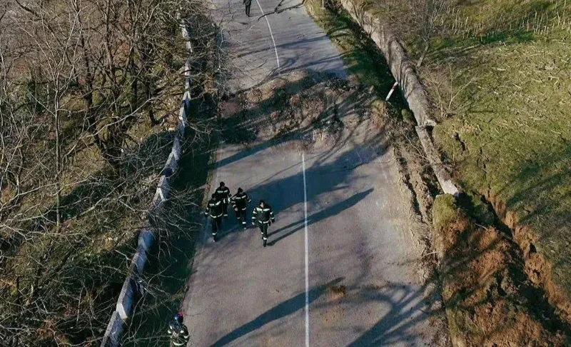 მეწყრის ჩამოწოლის გამო, ტყიბული-ქუთაისის ცენტრალური ავტომაგისტრალი დაზიანდა, რის გამოც ავტოსატრანსპორტო მოძრაობა შეზღუდულია