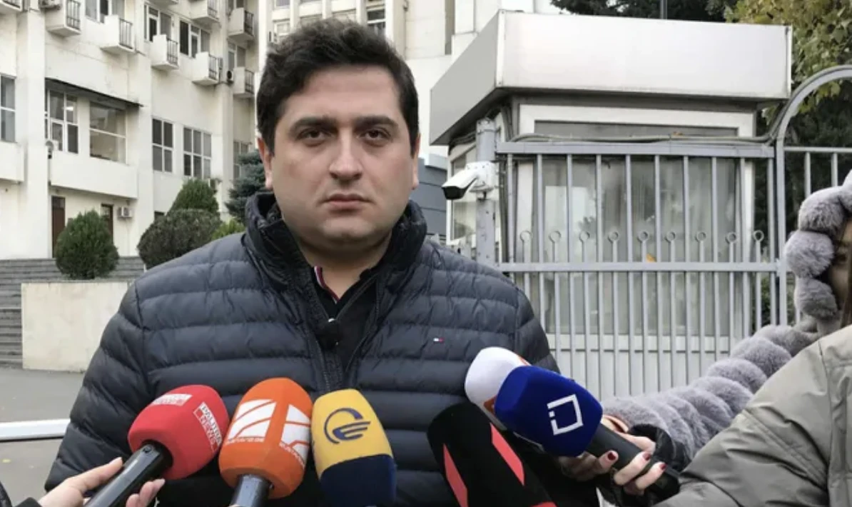 ადვოკატი - ალეკო ელისაშვილი ამბობს, რომ ქმედება ჩაიდინა პროტესტის გამოსახატად უსამართლო სასამართლოს მიმართ, ერთადერთი იმას ნანობს, რომ რამდენიმე წამი დააკლდა საქმის ბოლომდე მისაყვანად - შაბათი დღე აირჩია, არავინ რომდაზიანებულიყო.  ასევე, ადვოკატის თქმით, ალეკო ელისაშვილს დაზიანება მიაყენეს მანდატურებმა.