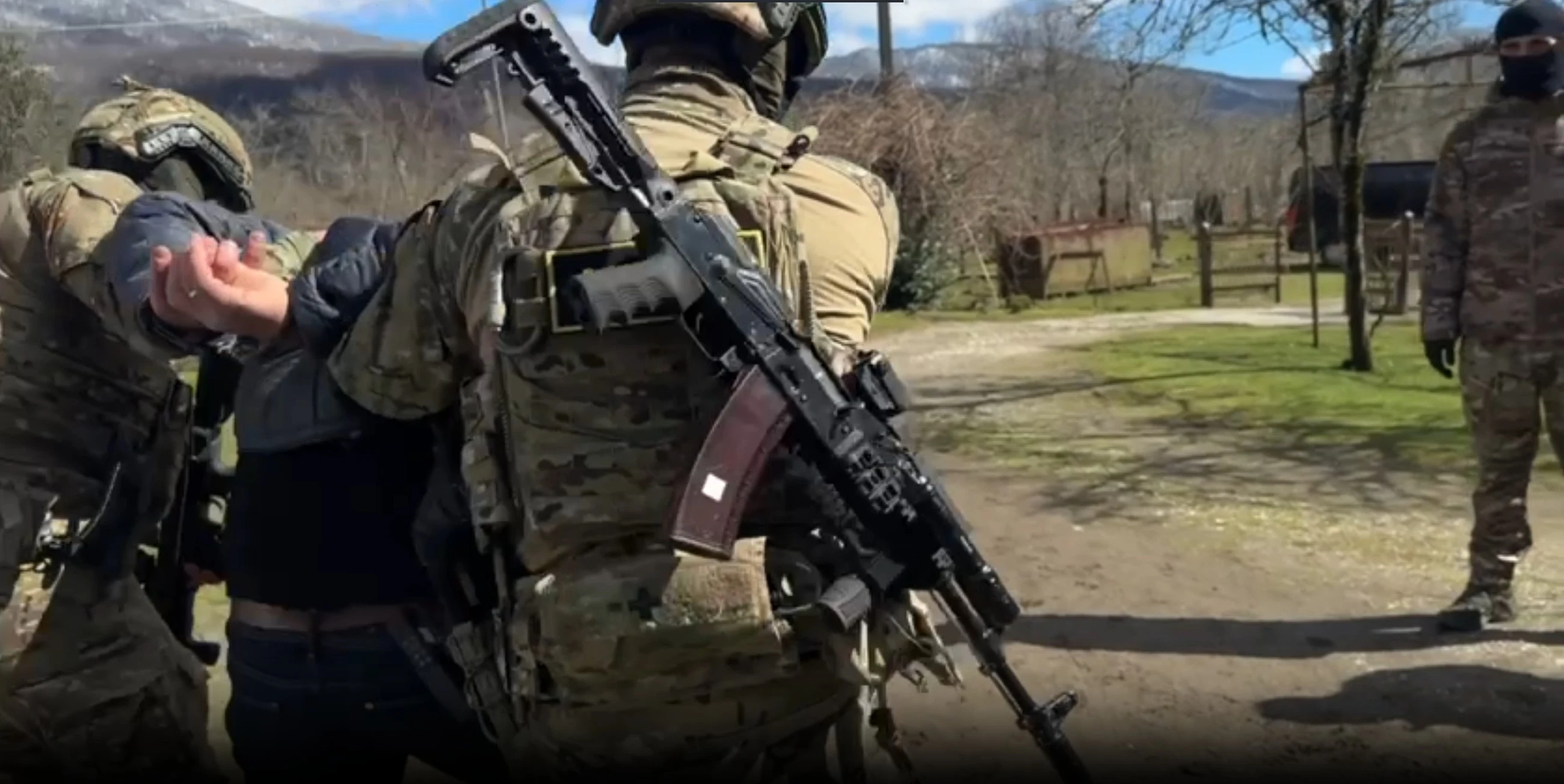 ოკუპირებულ აფხაზეთში ჯაშუშობის ბრალდებით საქართველოს მოქალაქე დააკავეს, დე ფაქტო უწყების ცნობით, 1968 წელს დაბადებულ ემზარ ბაღიშვილს, რომელსაც "აფხაზეთში ბინადრობის ნებართვა" ჰქონდა, 12 მარტს "ჯაშუშობის" ბრალდებით აღუძრეს საქმე. ის ე.წ. უშიშროების სამსახურის შენობაში გადაიყვანეს.