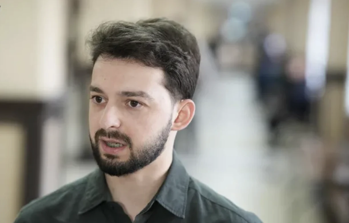 ადვოკატი - ჯერჯერობით არ ვიცი, რას ედავებიან ჟურნალისტ გიორგი მამნიაშვილს - მითხრა, რომ რამდენიმე საათის განმავლობაში, თხოვნის მიუხედავად ბორკილები არ მოხსნეს, შემოწმებისას კი მოსთხოვეს სრულად გაშიშვლება და „ბუქნების“ გაკეთება აიძულეს