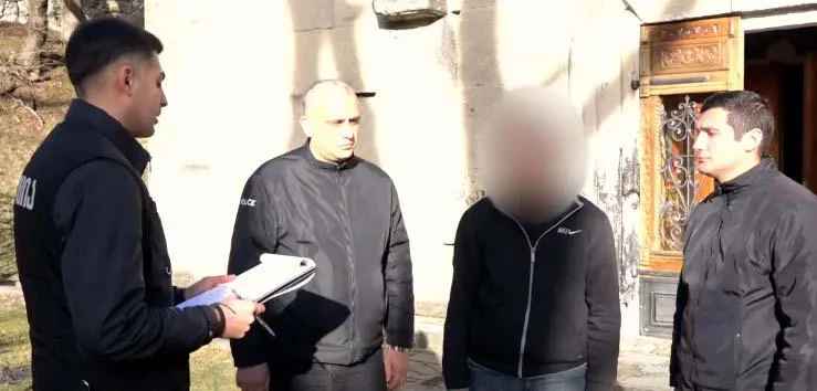 შსს - პოლიციამ დააკავა პირი, რომელიც მართლსაწინააღმდეგოდ დაეუფლა სურამში მონასტრის შესაწირ ყუთში არსებულ თანხას და საეკლესიო ნივთებს - აღნიშნული მონასტერი დანაშაულში ბრალდებულმა წარსულშიც გაქურდა