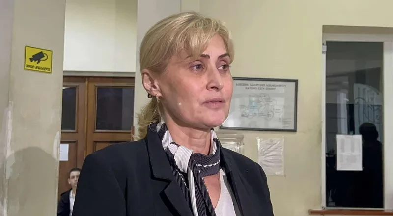ადვოკატი - საპროცესო იმავე ოპერის ნაწილია, რასაც ხელისუფლების უმაღლესი პირები პირველი დღიდან საჯაროდ სთავაზობდნენ - მზია ამაღლობელს ეუბნებიან: პატიმრობიდან თავის დაღწევისგან ერთადერთი შანსი გაქვს, დაიბრალე ყველაფერი