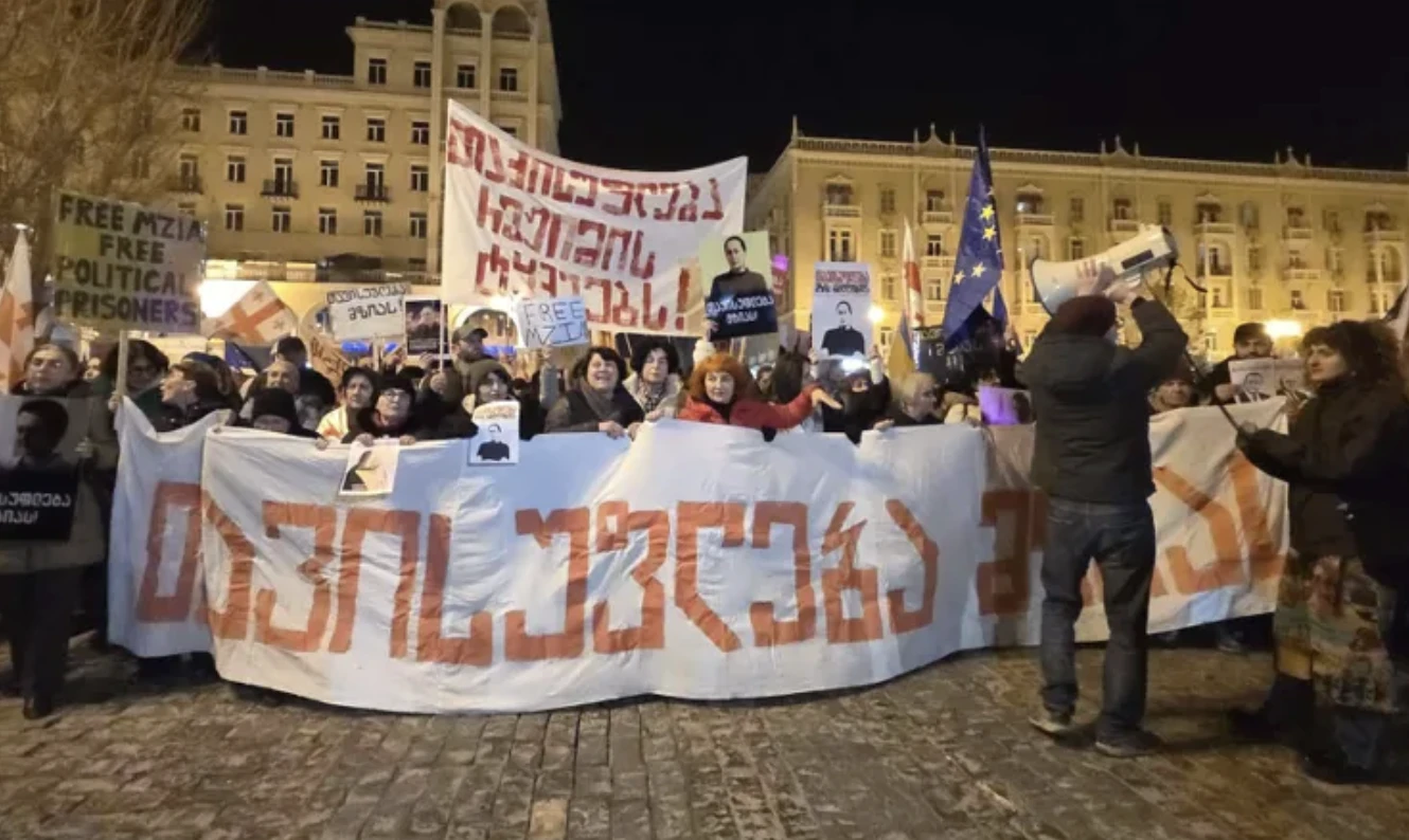 მზია ამაღლობელის მხარდასაჭერად მარჯანიშვილის მოედნიდან პარლამენტისკენ საპროტესტო მსვლელობა იმართება.   მარში მარჯანიშვილის მეტროს მიმდებარე ტერიტორიიდან დაიძრა. „თავისუფლება მზიას, თავისუფლება რეჟიმის ტყვეებს!” - სკანდირებენ მოქალაქეები.  აქციის მონაწილეები მსვლელობით პარლამენტისკენ მიემართებიან, სადაც უკვე ერთ წელზე მეტია, საპროტესტო აქცია უწყვეტ რეჟიმში იმართება.