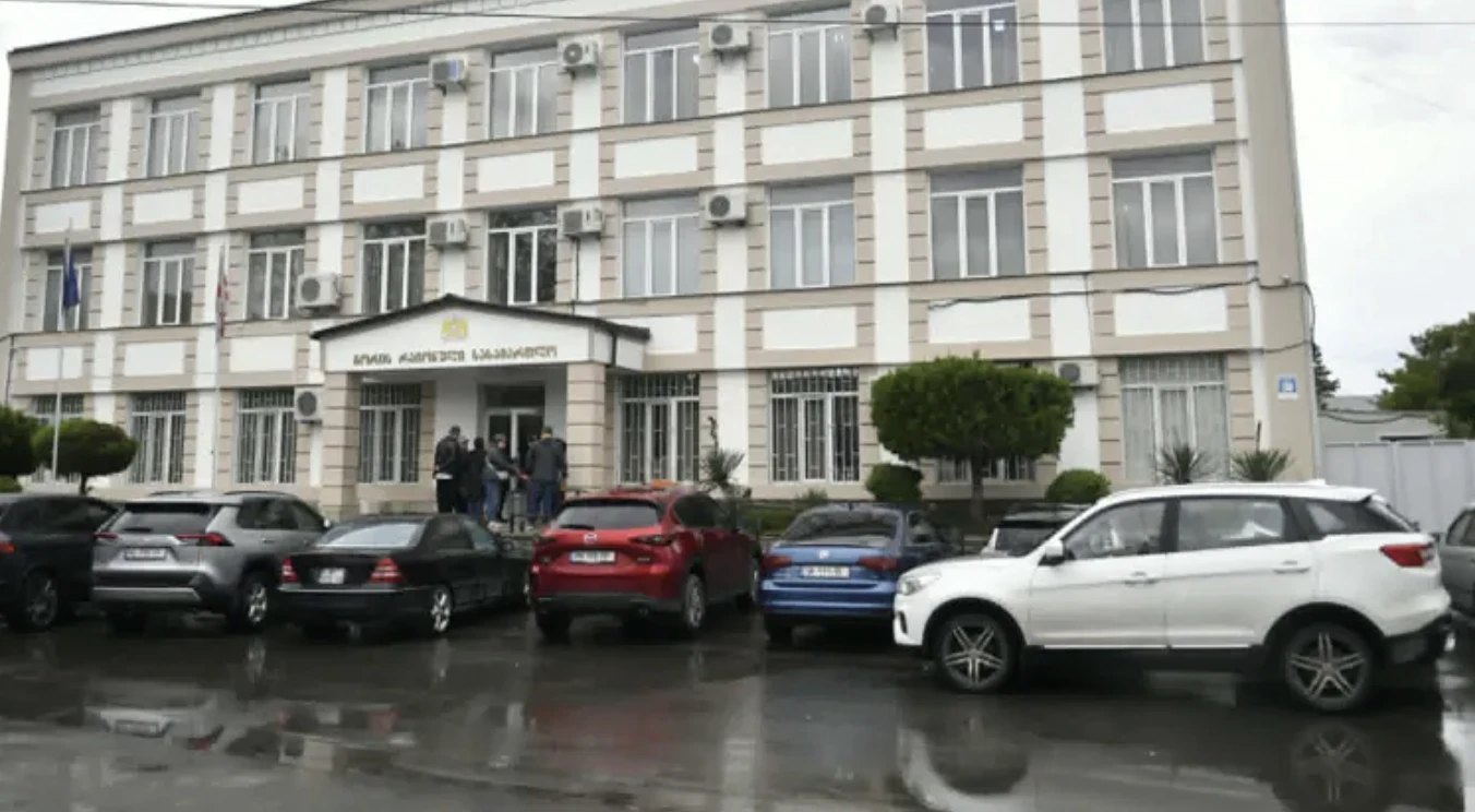 პაპუნა ლოცულაშვილისა და ლაშა აბისონაშვილის მიმართ განხორციელებულ ძალადობაში ბრალდებულ 6 პოლიციელს - ალექსი ბადალოვს, ბესო მალაციძეს, გიორგი წკრიალაშვილს, საბა წაველიძეს, ივანე მისირელს, ვლადიმერ გოდერძიშვილსა და ბესო მალაციძეს აღკვეთის ღონისძიების სახით პატიმრობა შეეფარდა.  აღნიშნული გადაწყვეტილება გორის რაიონული სასამართლოს მოსამართლემ გერმანე დადეშქელიანმა მიიღო.  სხდომას დაკავებული არც ერთი პოლიციელი არ ესწრებოდა.