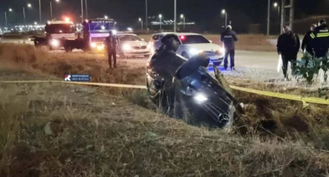 ავტობანზე ავტომობილი ამოყირავდა