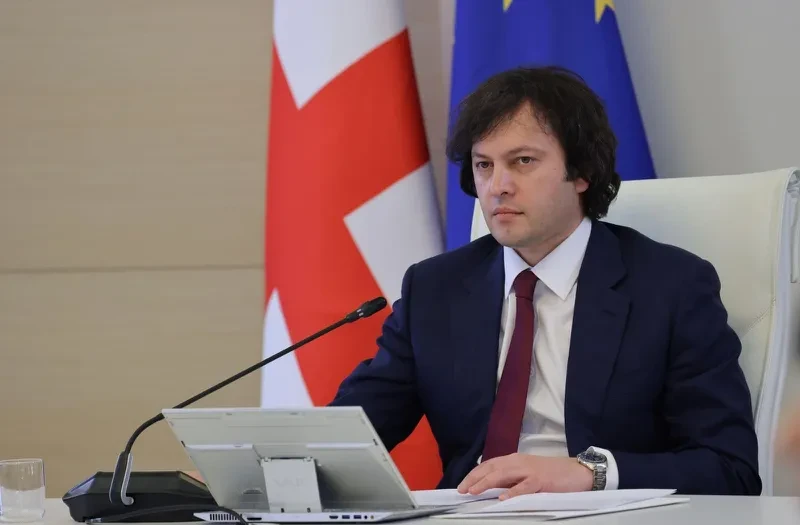 მთლიანობაში რომ შევხედოთ მონაცემებს, რაც გამოავლინა შრომის ბაზრის ანალიზმა, რეალურად ამ მონაცემების მიხედვით, დაახლოებით 14 400 სტუდენტი უნდა აბარებდეს უნივერსიტეტებში ყოველწლიურად, - ამის შესახებ საქართველოს პრემიერ-მინისტრმა ირაკლი კობახიძემ შრომის ბაზრის კვლევის შედეგების პრეზენტაციაზე განაცხადა.  როგორც მან აღნიშნა, შრომის ბაზრის მოთხოვნებთან დაახლოება ეტაპობრივად მოხდება.