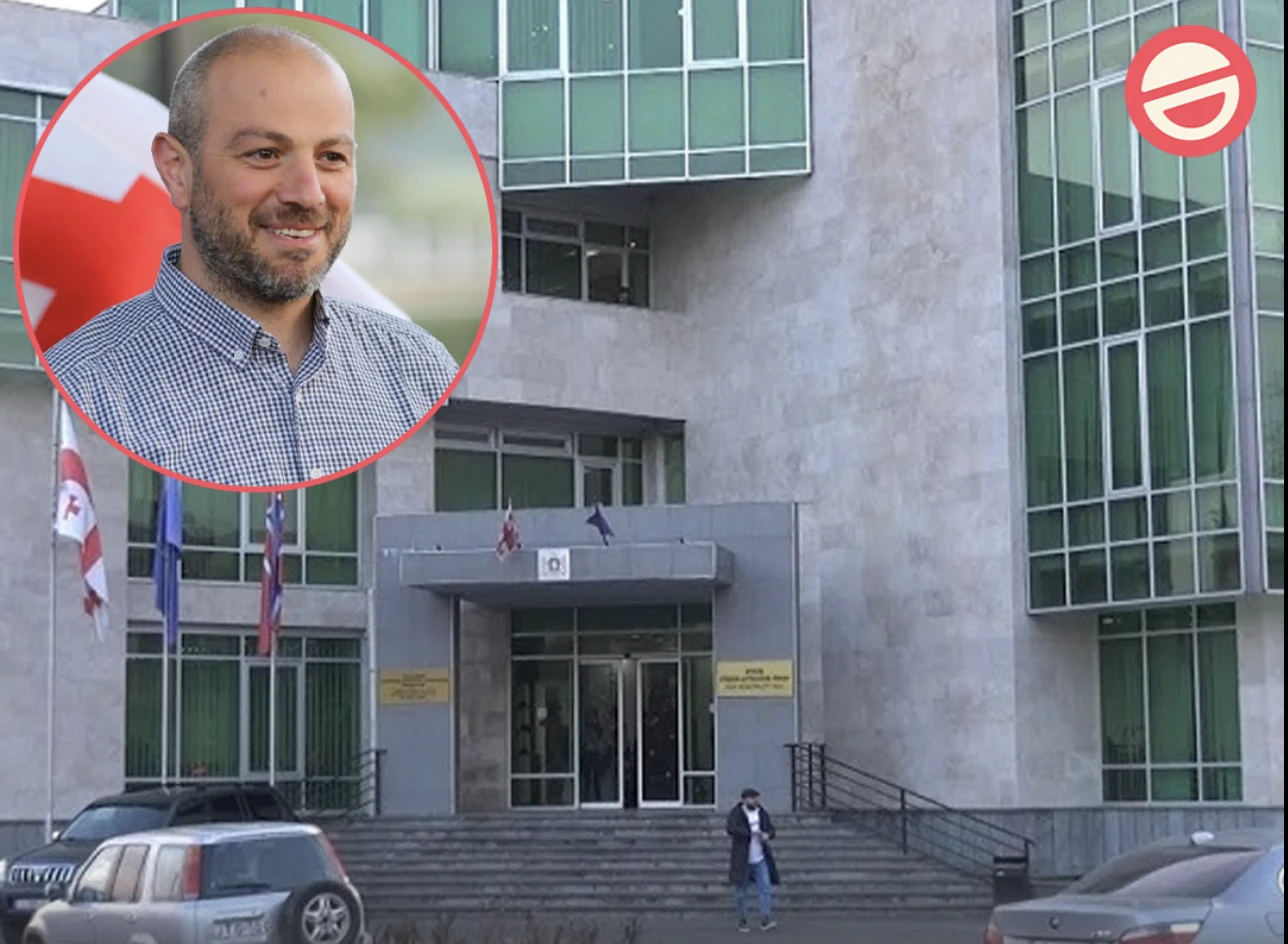 "სამუშაო დატვირთვის ზრდის" მიზეზით, გორის მერმა ჯერ მესამე მოადგილე დაიმატა, შემდეგ კი მისთვის პირველი კლასის მანქანა მოითხოვა, რასაც საკრებულო დათანხმდა.  მერის მოადგილის ხელფასი არის 5 125 ლარი, ხოლო საწვავის ლიმიტი - თვეში 400 ლიტრი.