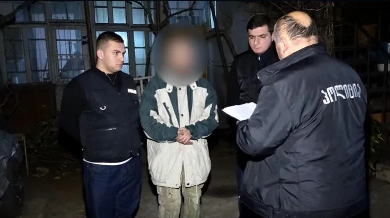 შინაგან საქმეთა სამინისტროს თბილისის პოლიციის დეპარტამენტის დიდუბე-ჩუღურეთის მთავარი სამმართველოს თანამშრომლებმა, პოლიციის სატრანსპორტო საშუალებაზე თავდასხმის ბრალდებით, 2000 წელს დაბადებული, ამჟამად პირობითი მსჯავრის ქვეშ მყოფი ი.ი. დააკავეს.