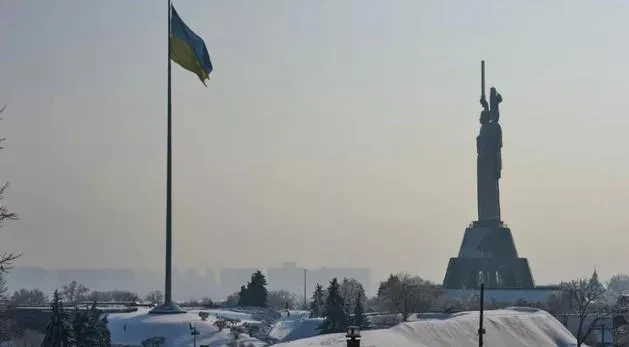 დიდი ბრიტანეთი და საფრანგეთი უკრაინისთვის ბირთვული იარაღის გადაცემას გეგმავენ, - ამის შესახებ განცხადებას რუსეთის საგარეო დაზვერვის სამსახურის პრესსამსახური ავრცელებს.  რუსეთის საგარეო დაზვერვის უწყების განცხადებით, „ლონდონსა და პარიზში სურთ, რომ კიევისთვის ბირთვული იარაღის გადაცემა დამალონ და გამოაცხადონ, რომ იგი კიევმა თავად შეიმუშავა“.