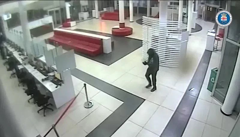 პროკურატურა თბილისის საქალაქო სასამართლოში ტერორისტული აქტის ჩადენის მცდელობის ფაქტზე ალეკო ელისაშვილისთვის ბრალის წარდგენის შესახებ ინფორმაციას და ვიდეოკადრებს ავრცელებს