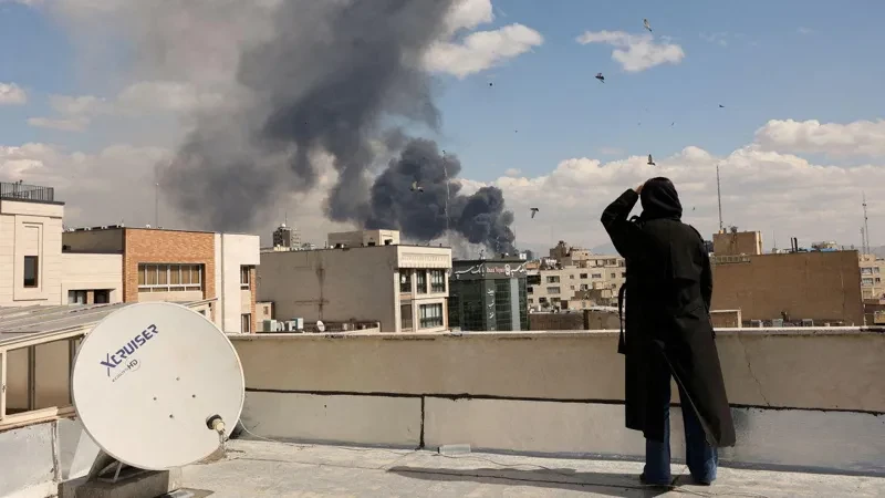 არაბთა გაერთიანებული საამიროების თავდაცვის სამინისტროს განცხადებით, ირანის მიერ რაკეტებით და დრონებით განხორციელებული თავდასხმების შედეგად სამი ადამიანი დაიღუპა.  „ჩვენმა საჰაერო თავდაცვამ ამ დროისთვის 167 რაკეტა და 541 ირანული დრონი მოიგერია. ირანის თავდასხმების შედეგად სამი ადამიანი დაიღუპა - პაკისტანის, ნეპალისა და ბანგლადეშის მოქალაქეები“, - აღნიშნულია სამინისტროს განცხადებაში.