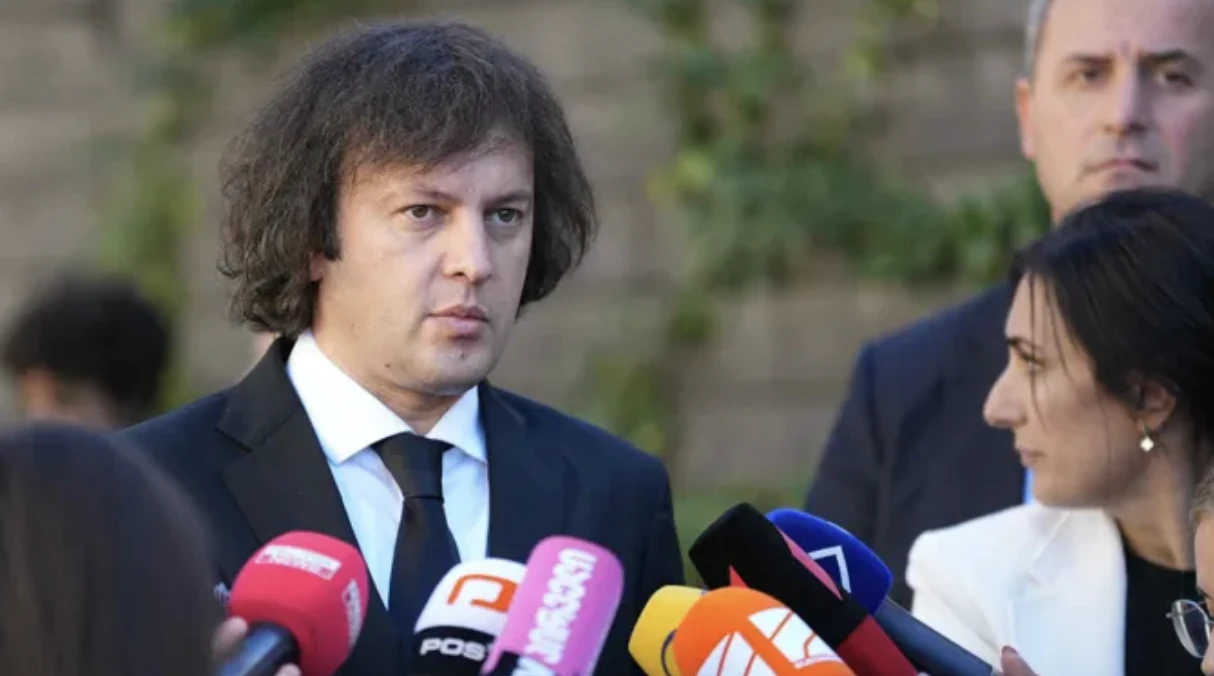 სახელმწიფო მინისტრი არის მინისტრი სამინისტროს გარეშე - შეიქმნა სახელმწიფო მინისტრის თანამდებობა, რომელიც აღჭურვილია უმნიშვნელოვანესი სახელმწიფოებრივი ფუნქციით. ამის დაკნინების მცდელობა არის იმთავითვე წარუმატებლობისთვის განწირული, - ამის შესახებ პრემიერ-მინისტრმა ირაკლი კობახიძემ ჟურნალისტებთან განაცხადა.  პრემიერის თქმით, მინისტრსა და სახელმწიფო მინისტრს შორის ერთადერთი განსხვავებაა, მინისტრი სამინისტროს ხელმძღვანელობს და და სახელმწიფო მინისტრი დაკავებულია კონკრეტული სახელმწიფოებრივი ამოცანების შესრულებით, სამინისტროს გარეშე.