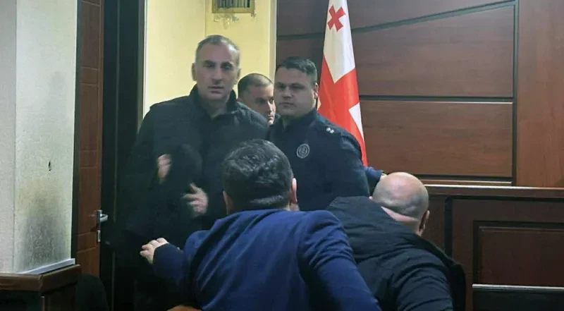 თბილისის საქალაქო სასამართლოში ტერორისტული აქტის ჩადენის მცდელობის ბრალდებით დაკავებული პოლიტიკოსის, „ლელო - ძლიერი საქართველოს“ ერთ-ერთი ლიდერის, ალეკო ელისაშვილის სასამართლო პროცესი მიმდინარეობს.