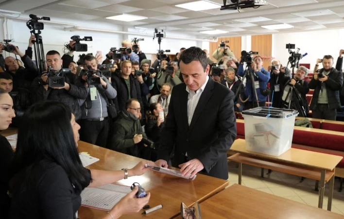 კოსოვოში საპარლამენტო არჩევნები მიმდინარეობს, რომელიც ბოლო 11 თვის განმავლობაში უკვე მეორედ იმართება