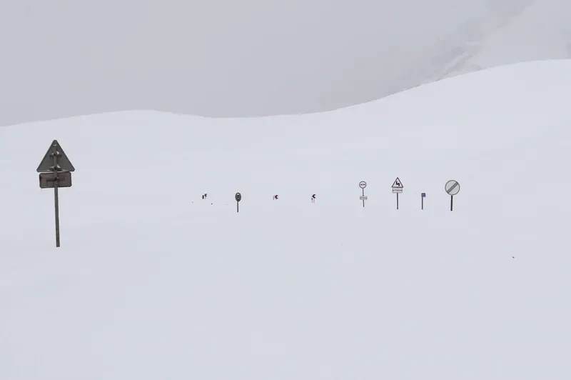 გუდაური(ფოსტა)-კობის მონაკვეთზე ავტოტრანსპორტის მოძრაობა აკრძალულია.  საავტომობილო გზების დეპარტამენტის ინფორმაციით, გარემოს ეროვნული სააგენტოს ცნობით,  მცხეთა–სტეფანწმინდა–ლარსის საავტომობილო გზის კმ93-კმ107 (გუდაური(ფოსტა)–კობის) მონაკვეთზე ზვავსაშიშროების საფრთხის დონე მაღალია, რის გამოც აღნიშნულ მონაკვეთზე შეზღუდულია ყველა სახის საგზაო მოძრაობა.