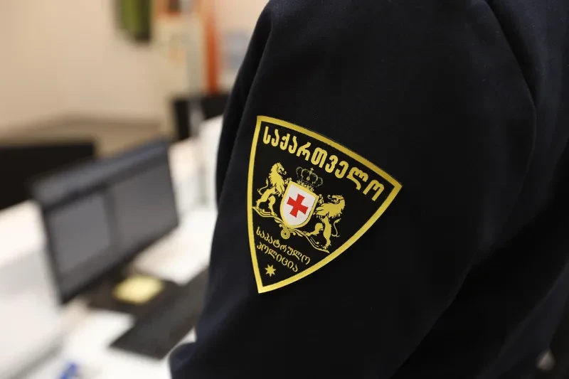 შსს - პოლიციამ დააკავა პირი, რომელიც ქალს სისტემატურად, უკანონოდ უთვალთვალებდა - დაზარალებულს  და მის დედას სიცოცხლის მოსპობით დაემუქრა.  გურჯაანის რაიონული სამმართველოს თანამშრომლებმა, 1964 წელს დაბადებული გ.გ. ადევნებისა და მუქარის ბრალდებით დააკავეს. გამოძიება სისხლის სამართლის კოდექსის 151-ე პრიმა და 151-ე მუხლებით მიმდინარეობს, რაც 2 წლამდე ვადით თავისუფლების აღკვეთას ითვალისწინებს“.