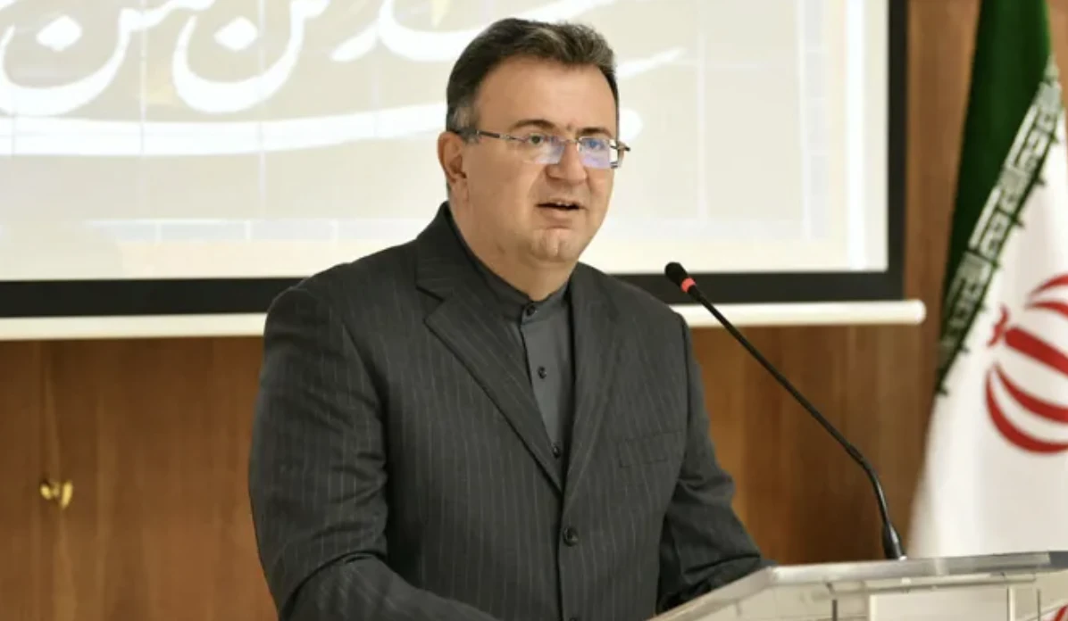 საქართველოში ირანის ელჩის განცხადებით, დააკავეს ირანის მოქალაქე, რომელმაც საელჩოს საკონსულო განყოფილების ფანჯრის მინა ჩაამსხვრია.      ამის შესახებ ინფორმაციას საქართველოში ირანის ელჩი, სეიედ ალი მოჯანი ავრცელებს.  როგორც ელჩი სოციალურ ქსელში წერს, ინციდენტი გუშინ მოხდა.  ელჩის განმარტებითვე, დანაშაულის ჩამდენი პირი უკვე დაკავებულია.