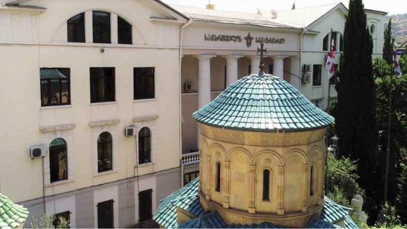 საპატრიარქოს ეპარქიული კომისია პატრიარქს მიმართავს, არქიმანდრიტი დოროთე ყურაშვილი ქვემო ბეთლემის ტაძრის წინამძღვრის მოვალეობიდან გათავისუფლდეს და მღვდელმსახურად გამწესდეს სამების ლავრაში