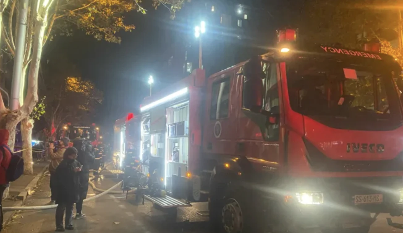 დიდ დიღომში, ერთ-ერთ შენობაში ხანძარია.  როგორც საგანგებო სიტუაციების მართვის სამსახურში განაცხადეს, ცეცხლი სასაწყობე ფართში უკიდია. ადგილზე მობილიზებულია სახანძრო-სამაშველო სამსახური და მიმდინარეობს ცეცხლის ქრობის პროცესი.  მათივე ცნობით, უცნობია ხანძრის გავრცელების არეალი და მისი გამომწვევი მიზეზი.