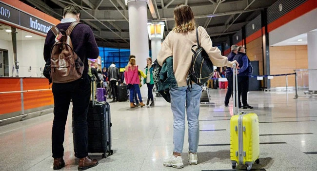 2026 წლის 1-ლი იანვრიდან უცხოელ ტურისტებს საქართველოში შემოსვლისას ახალი ვალდებულება უჩნდებათ. საუბარია, ჯანმრთელობისა და უბედური შემთხვევების დაზღვევის პოლისზე, რომლის მატერიალური ან ელექტრონული ფორმით (ქართულ, ან ინგლისურ ენაზე) ქონა, მათთვის სავალდებულო ხდება.