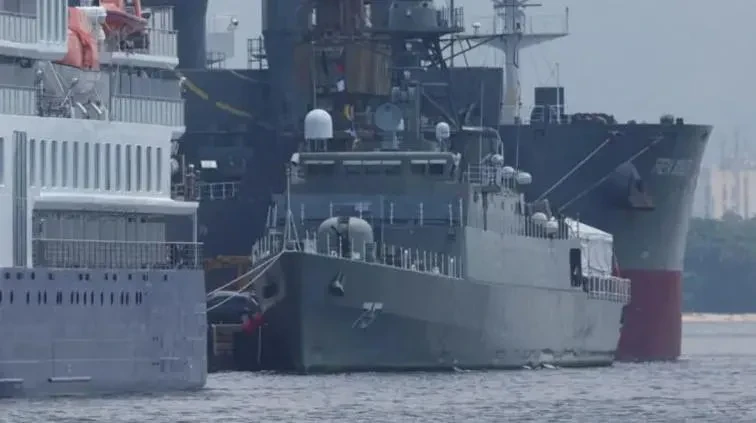 შრი ლანკას სიახლოვეს ირანის საზღვაო ძალების გემი იძირება. ამის შესახებ ინფორმაციას BBC შრი-ლანკის ხელისუფლებაზე დაყრდნობით ავრცელებს.  მათი ცნობით, ირანელი მეზღვაურების გადასარჩენად, რომლებმაც კუნძულთან ახლოს მათი გემის ჩაძირვის შემდეგ საგანგებო სიგნალი გააგზავნეს, ფლოტი და საჰაერო ძალები გაგზავნეს.