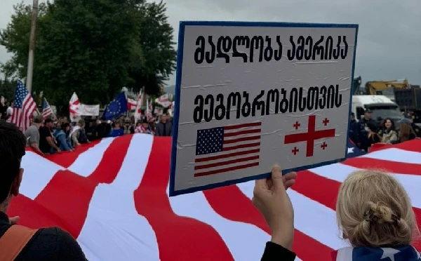 მსვლელობის მონაწილეები აშშ-ის საელჩოსთან მივიდნენ